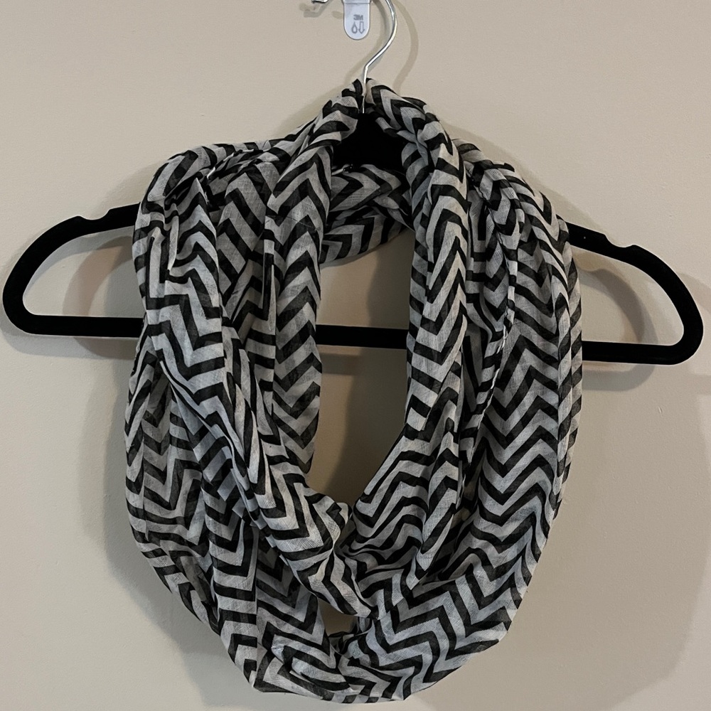 Women’s Chevron Print Scarf